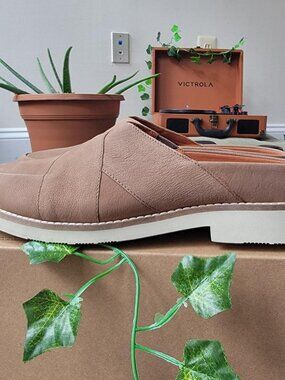 new Softwalk Wessex tan leather slip-on clogs size 7M (retail $125)